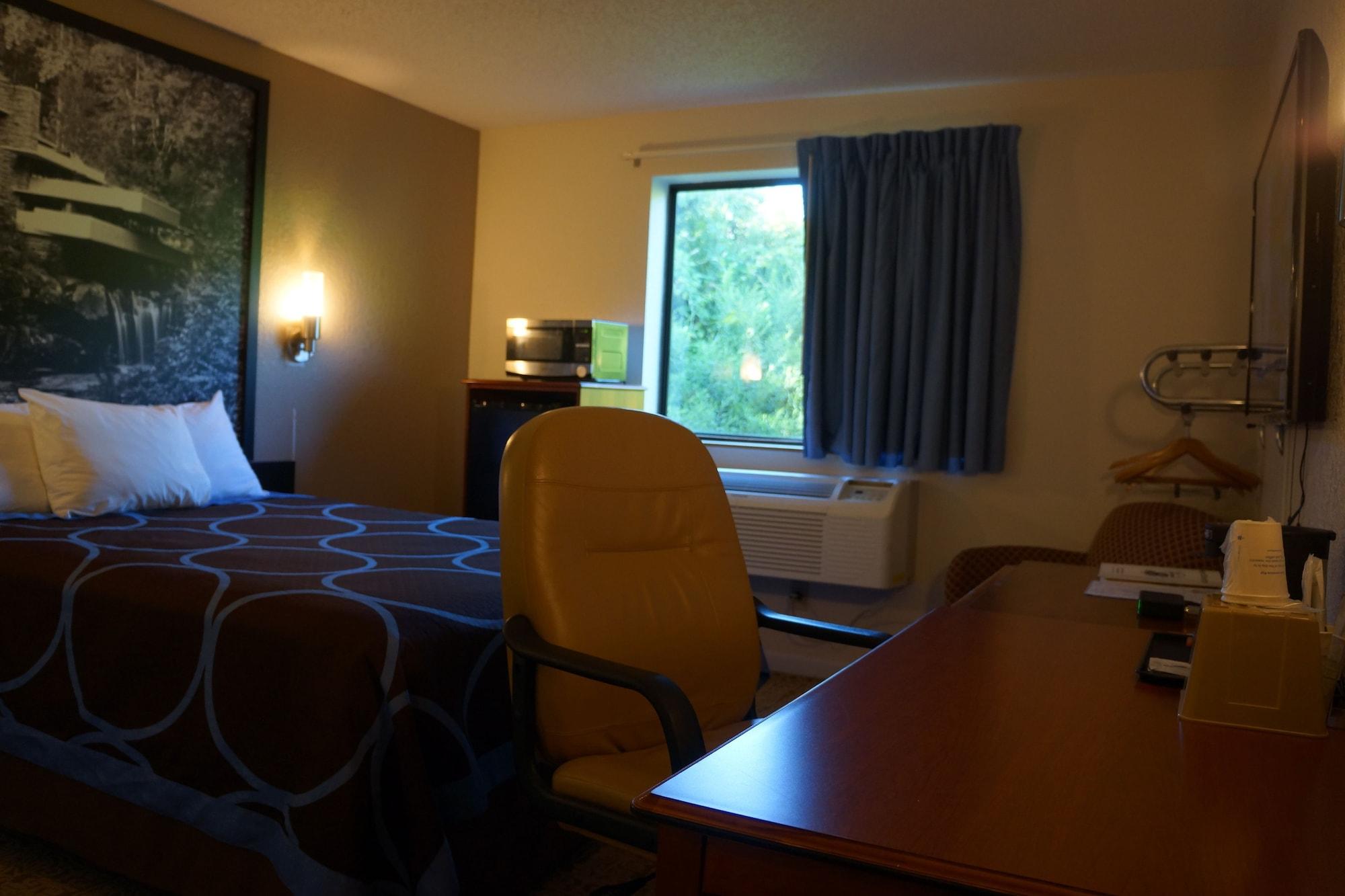 Super 8 By Wyndham Delmont Hotell Eksteriør bilde