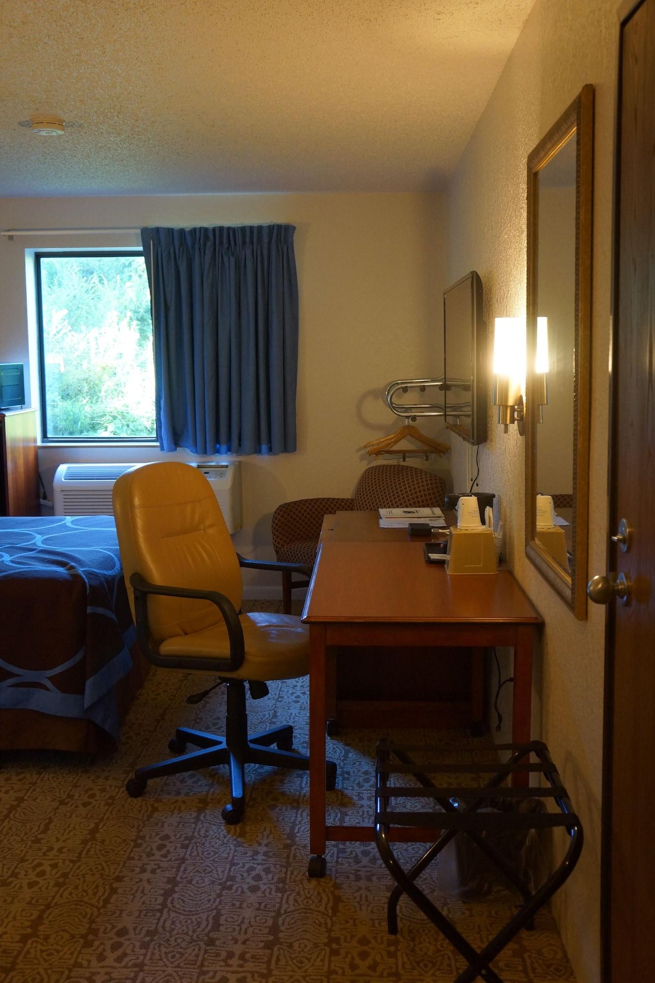 Super 8 By Wyndham Delmont Hotell Eksteriør bilde