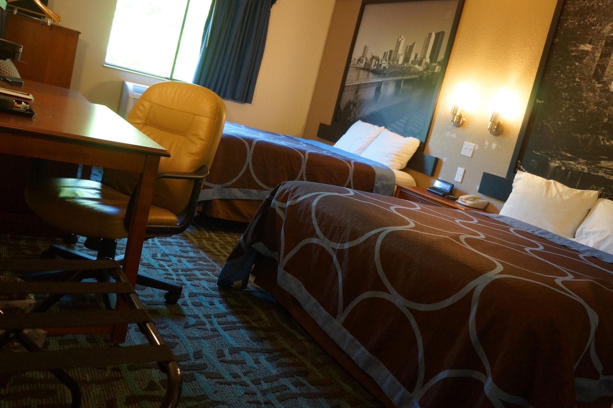 Super 8 By Wyndham Delmont Hotell Eksteriør bilde