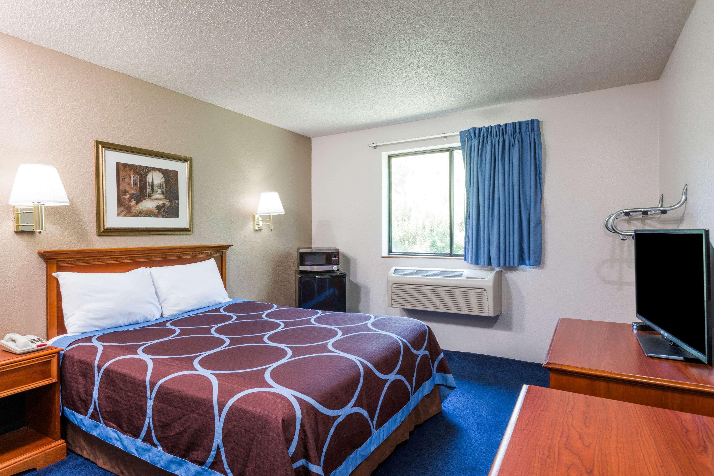 Super 8 By Wyndham Delmont Hotell Eksteriør bilde