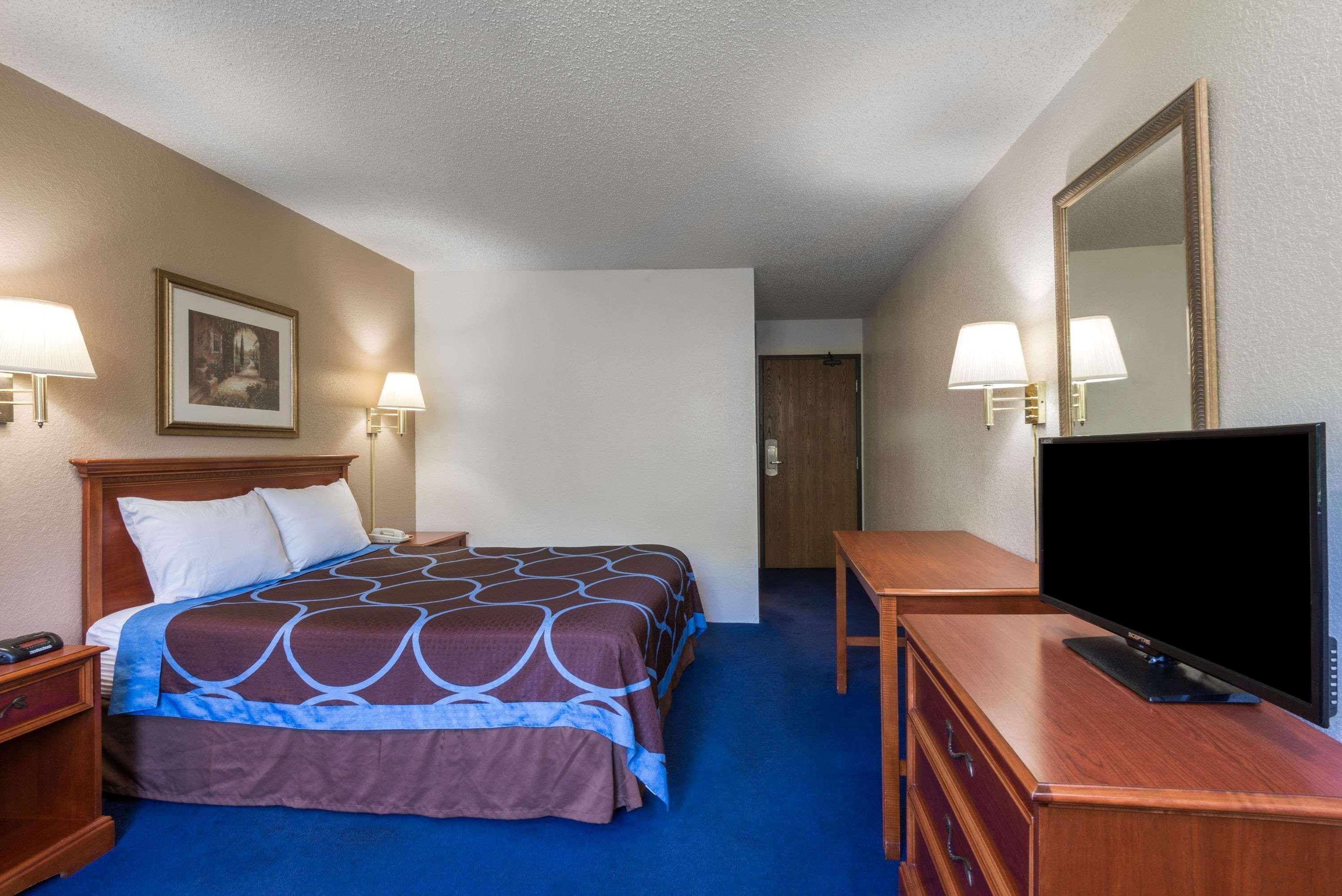 Super 8 By Wyndham Delmont Hotell Eksteriør bilde