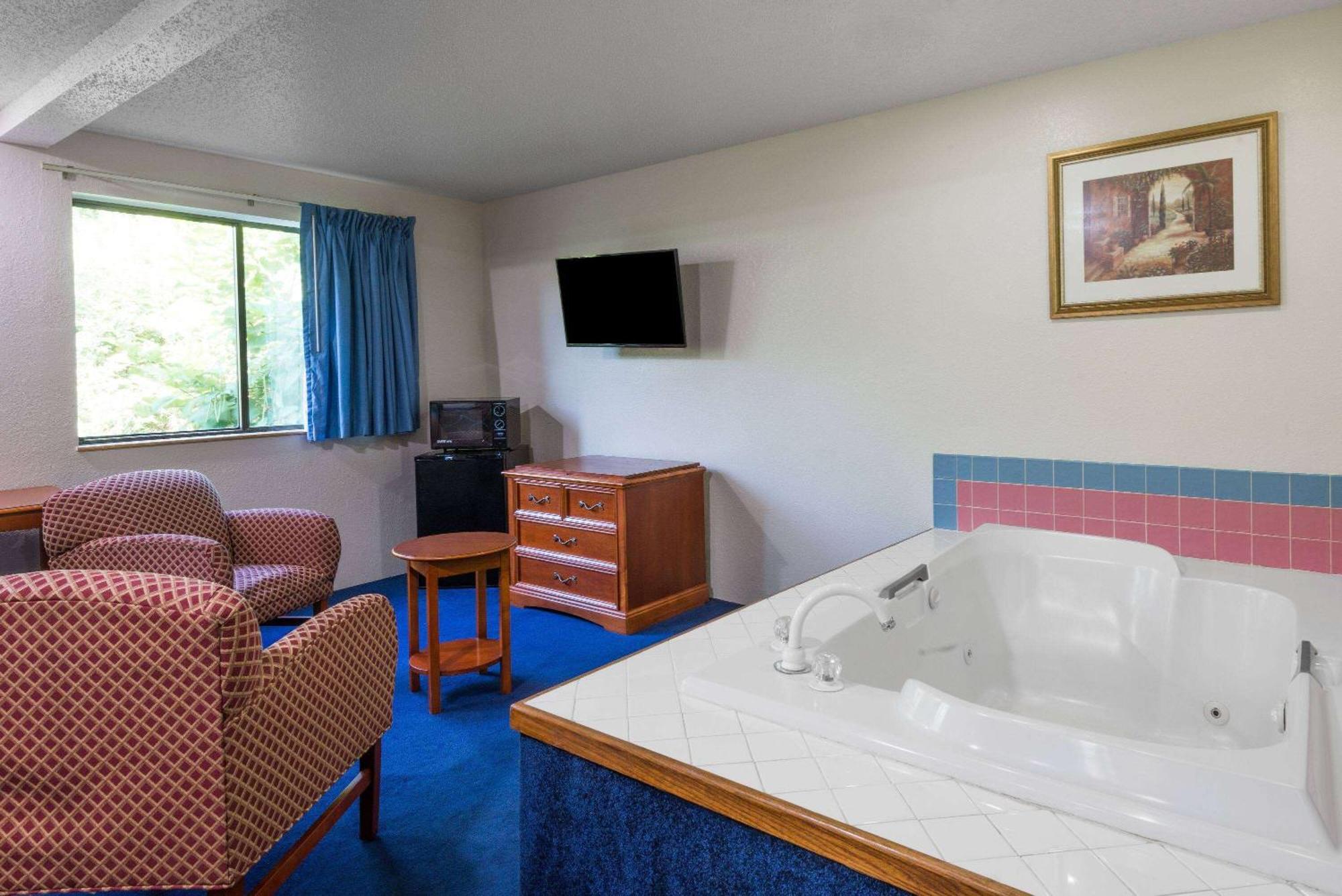 Super 8 By Wyndham Delmont Hotell Eksteriør bilde
